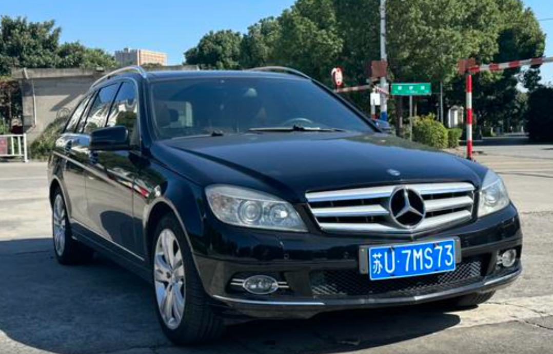 Mercedes-Benz C300 Secondary image