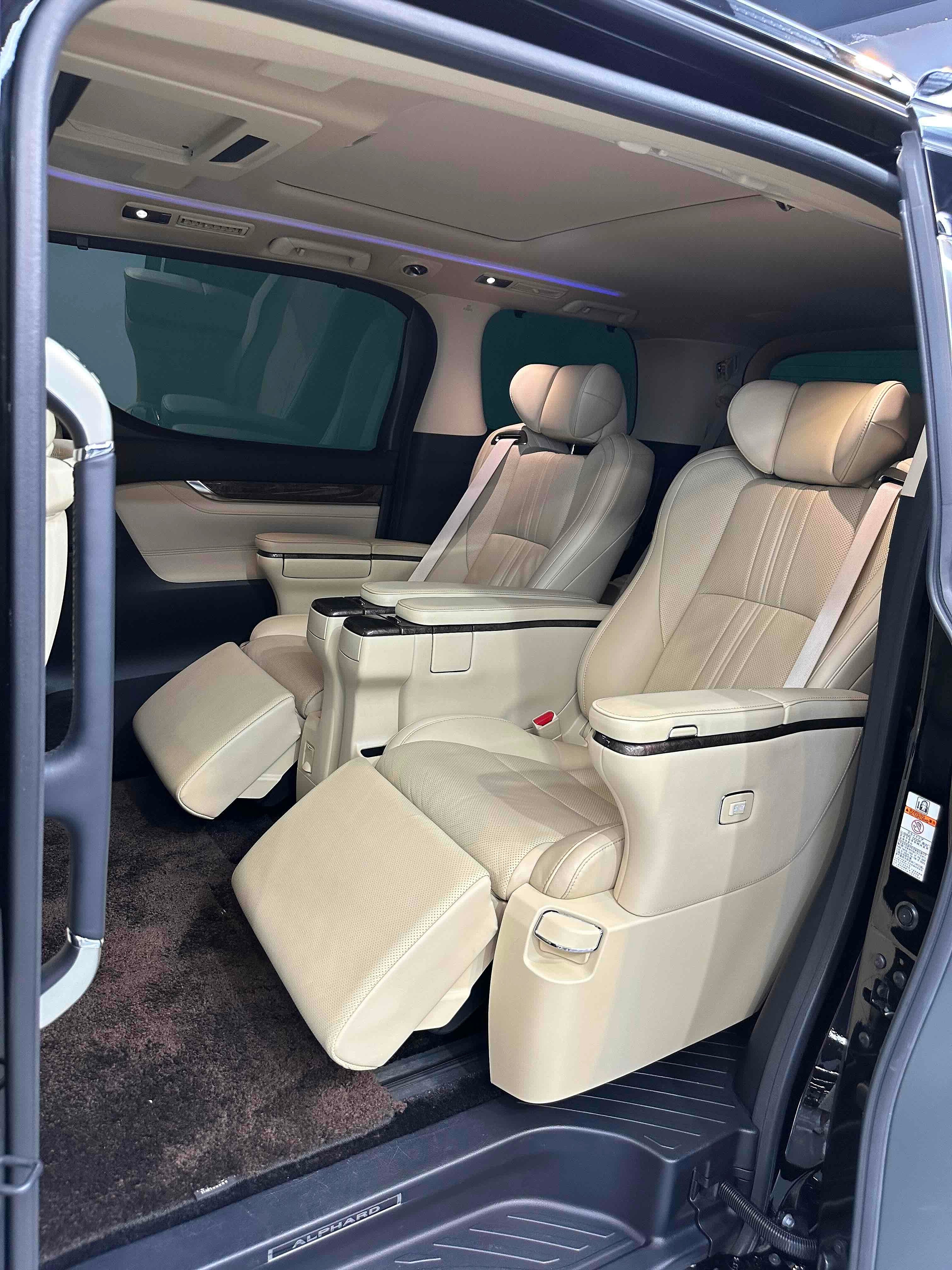 Toyota Elfa Secondary image