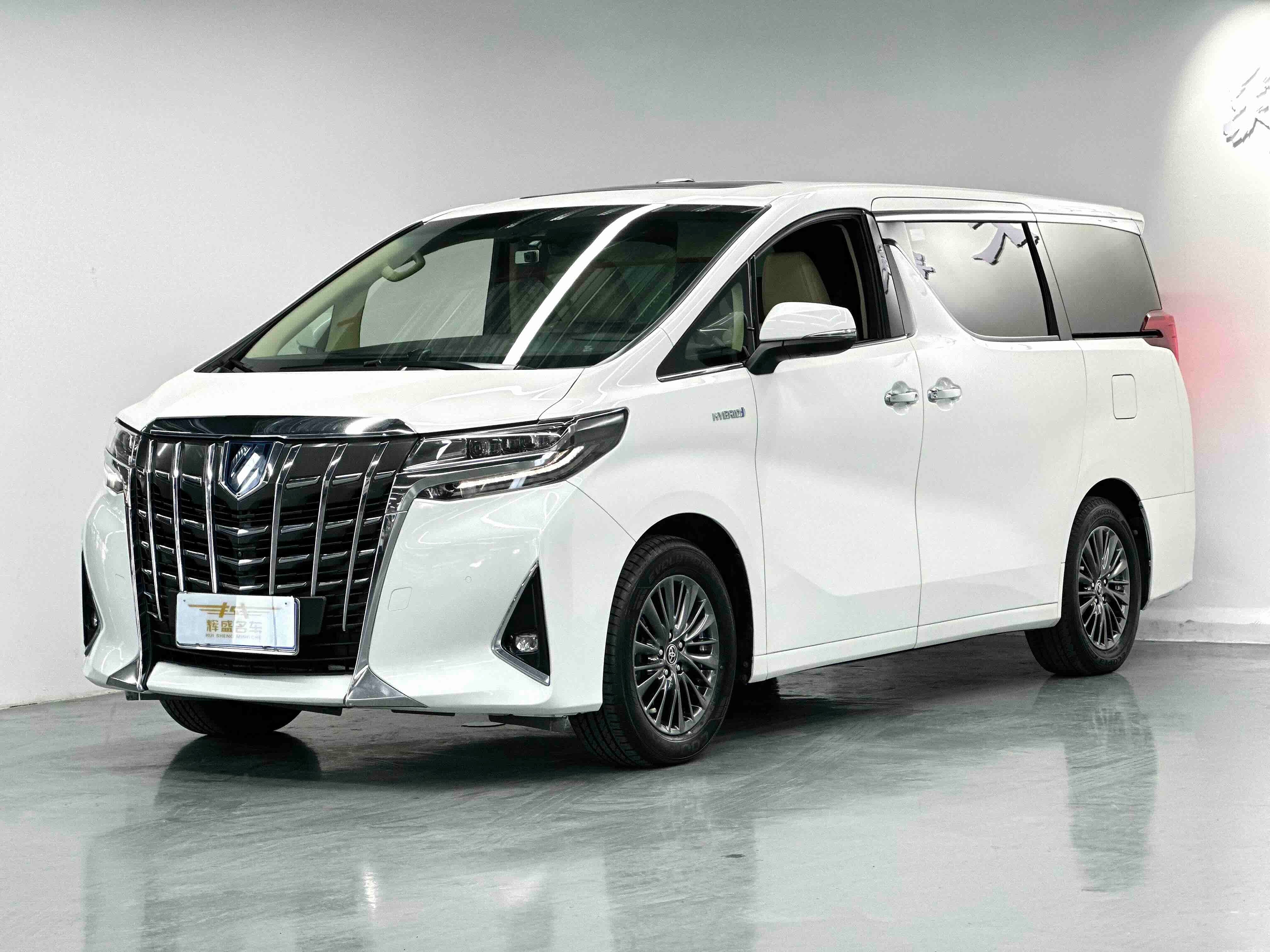 Toyota Elfa Secondary image